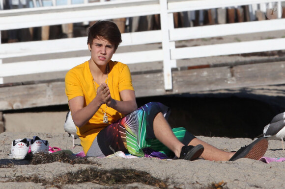 Justin Bieber sur une plage de Malibu, le vendredi 17 février 2012.