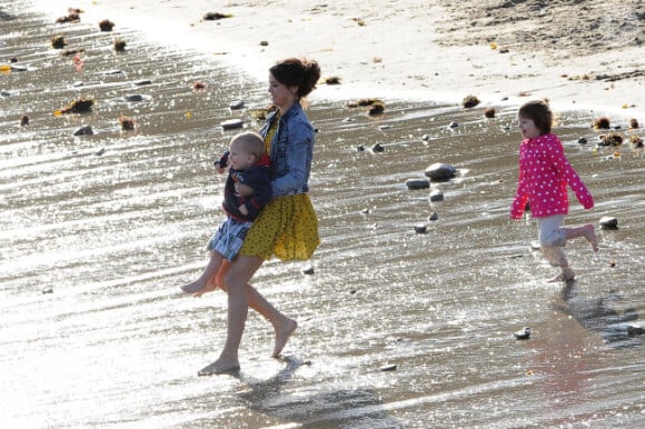 Selena Gomez, très maternelle entourée d'enfants de la famille de Justin Bieber, sur une plage de Malibu, le vendredi 17 février 2012.sur une plage de Malibu, le vendredi 17 février 2012.