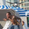 Chris Brown et sa compagne Karrueche Tran passent l'après-midi sur une plage de Miami avec des amis le 17 février 2012