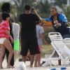 Chris Brown prendla pose pour quelques fans sur une plage de Miami avec des amis le 17 février 2012