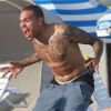 Chris Brown s'éclate comme un petit fou devant sa compagne Karrueche Tran et quelques amis sur une plage de Miami avec des amis le 17 février 2012