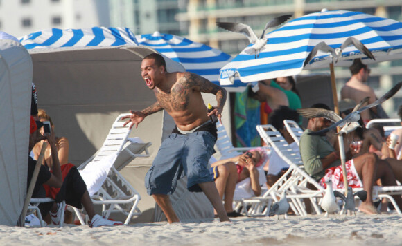 Chris Brown s'éclate comme un petit fou devant sa compagne Karrueche Tran et quelques amis sur une plage de Miami avec des amis le 17 février 2012