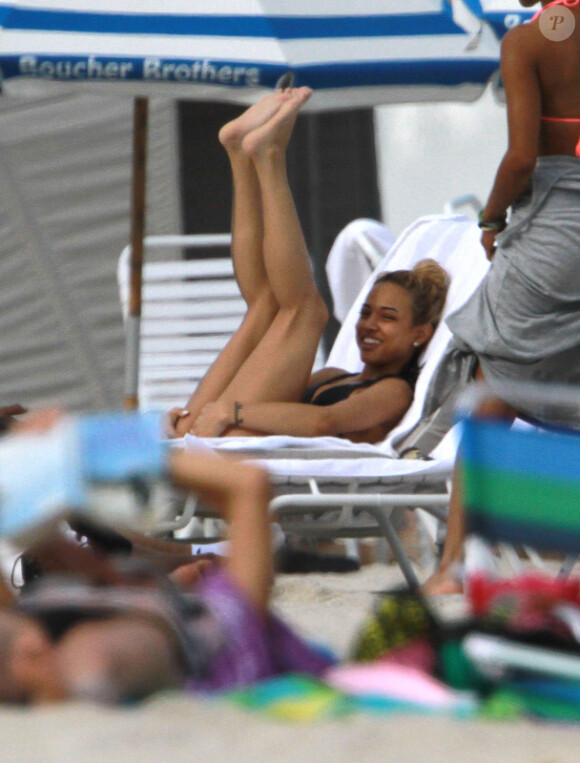 Karrueche Tran est amusée par les singeries de son homme Chris Brown sur une plage de Miami avec des amis le 17 février 2012