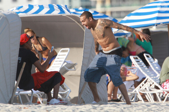 Chris Brown et sa compagne Karrueche Tran passent l'après-midi sur une plage de Miami avec des amis le 17 février 2012