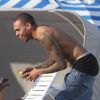 Chris Brown s'éclate sur la plage de Miami avec sa petite amie et quelques amis le 17 février 2012