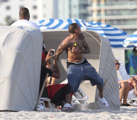 Chris Brown s'éclate sur la plage de Miami avec sa petite amie et quelques amis le 17 février 2012