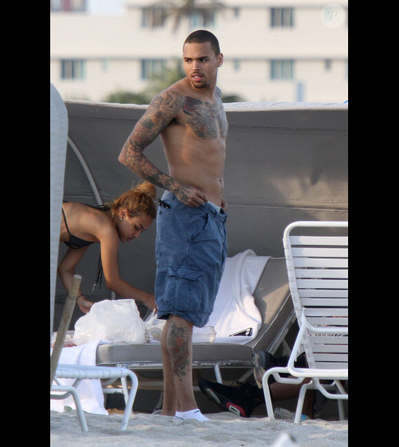 Chris Brown s'amuse sur une plage à Miami en compagnie de sa petite amie et quelques amis le 17 février 2012