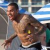Chris Brown s'amuse sur une plage à Miami en compagnie de sa petite amie et quelques amis le 17 février 2012