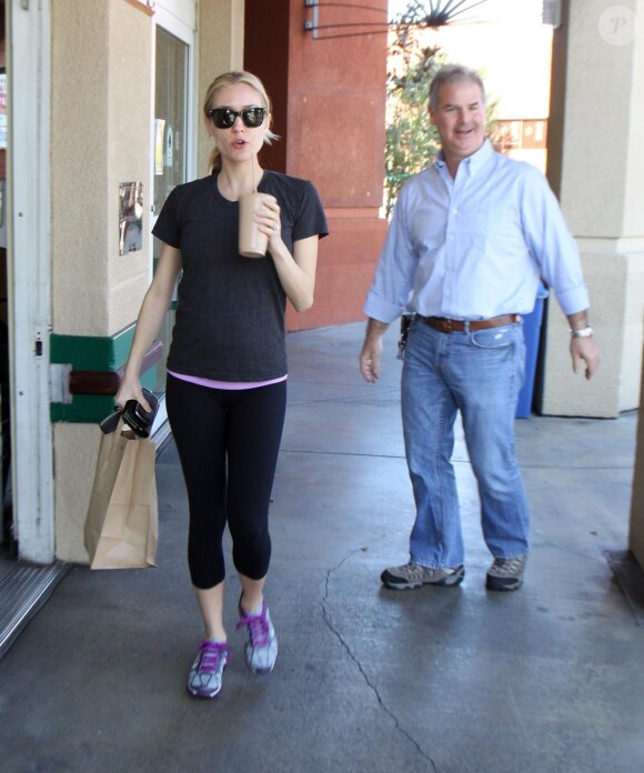 Kristin Cavallari en mode sportive, quitte l'épicerie Erewhon Foods, un milkshake à la main. Los Angeles, le 17 février 2012.