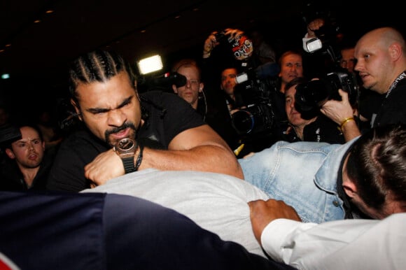 Les boxeurs David Haye et Dereck Chisora provoquent une violente bagarre lors d'une conférence de presse le 18 février 2012 à Munich