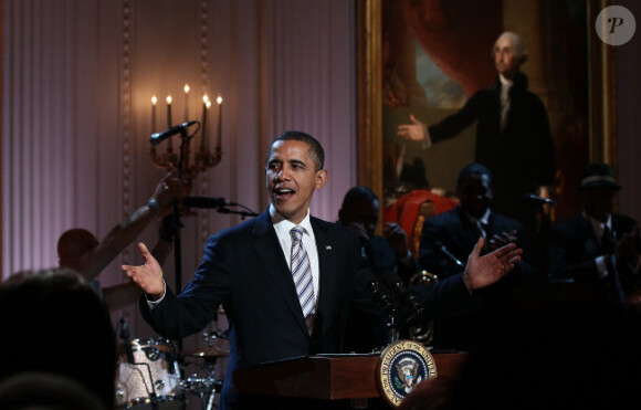 Barack Obama à la Maison Blanche le 21 février 2012 lors de la soirée Red, White and Blues, quelques minutes avant de pousser la chansonnette avec Mick Jagger, B.B. King et Buddy Guy