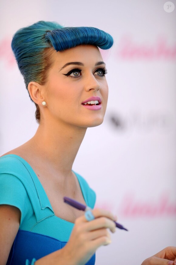 Katy Perry, radieuse, a lancé sa ligne de faux-cils le 22 février 2012