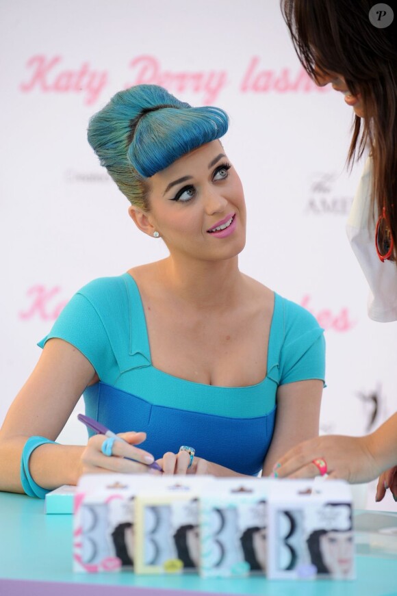 Katy Perry en Californie a lancé sa ligne de faux-cils le 22 février 2012