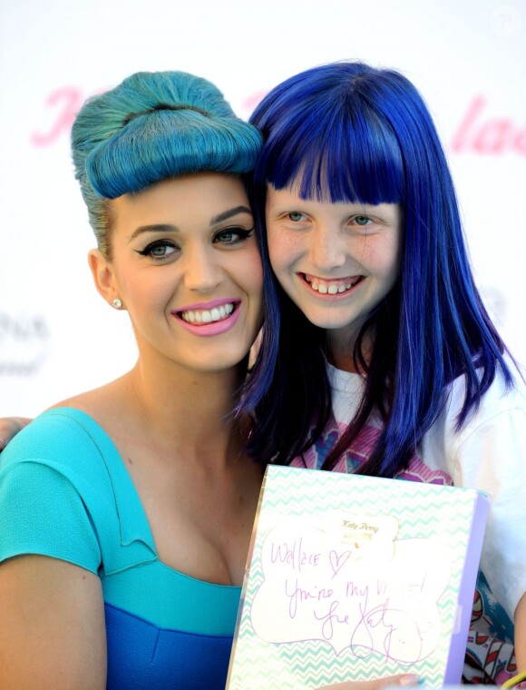 Katy Perry a fait le onheur de ses fans en Californie et a lancé sa ligne de faux-cils le 22 février 2012