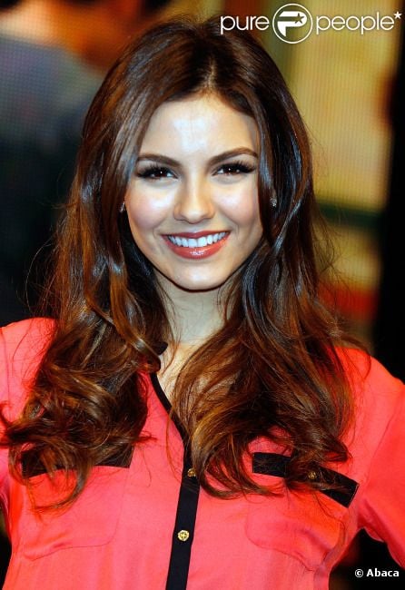 Victoria Justice Films Et Programmes Tv Victoria Justice, nouvelle Miley Cyrus, crée une marée humaine... de