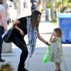 Alessandra Ambrosio profite de son adorable fille lors d'une balade en famille dans les rues de Santa Monica le 23 février 2012