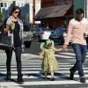 Belle journée pour Alessandra Ambrosio et sa famille dans les rues de Santa Monica le 23 février 2012