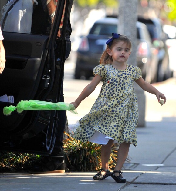 Anja, la fille d'Alessandra Ambrosio, lors d'une promenade en famille dans les rues de Santa Monica le 23 février 2012