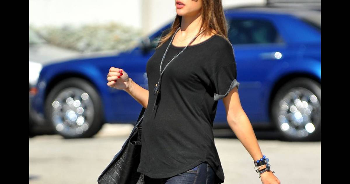 Toujours lookée avec ses baskets Isabel Marant aux pieds, Alessandra