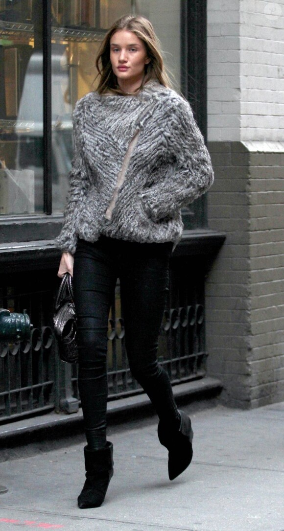 Rosie Huntington-Whiteley, surprise à New York dans une veste à zip asymétrique, un slim en cuir et des mini-bottes Isabel Marant. Le 21 février 2012.