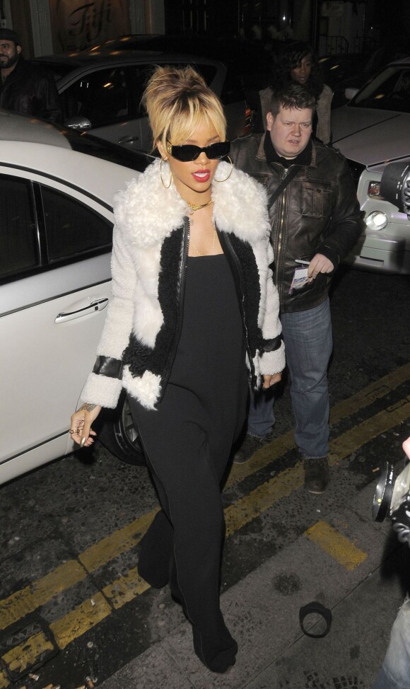 Rihanna lors de son 24e anniversaire, habillée d'une veste Burberry, d'une combinaison noire et de chaussures Giuseppe Zanotti à Londres, le 20 février 2012.