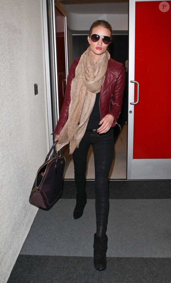 Rosie Huntington-Whiteley, très stylée pour voyager, atterrit à Los Angeles avec son perfecto Balenciaga sur le dos, un sac Burberry et ses chaussures Isabel Marant ! Le 23 février 2012.