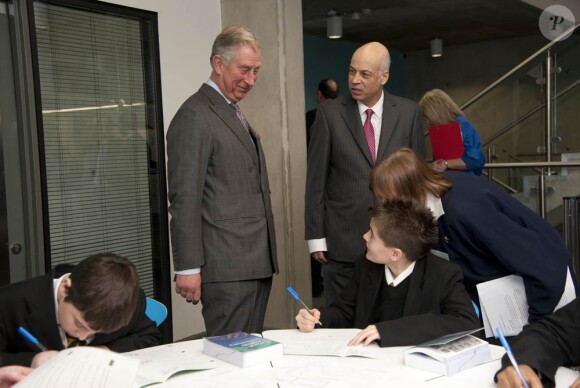Le prince Charles et Camilla Parker Bowles en visite dans le Middlesex, au lycée d'Uxsbridge, le 22 février 2012 dans le cadre du programme Teach First, dont le prince de Galles est le patron.