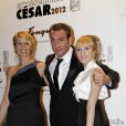 Jean Dujardin entouré d'Audrey Lamy et Alexandra Lamy lors de l'after-party de la 37ème cérémonie des César au Fouquet's, le 24 février 2012 