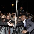 Omar Sy signe des autographes lors de l'after-party de la 37ème cérémonie des César au Fouquet's, le 24 février 2012 