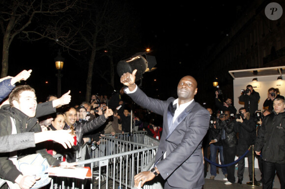 Omar Sy signe des autographes lors de l'after-party de la 37ème cérémonie des César au Fouquet's, le 24 février 2012