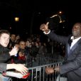 Omar Sy signe des autographes lors de l'after-party de la 37ème cérémonie des César au Fouquet's, le 24 février 2012 