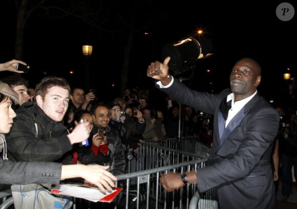 Omar Sy signe des autographes lors de l'after-party de la 37ème cérémonie des César au Fouquet's, le 24 février 2012