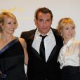 Jean Dujardin entouré d'Alexandra Lamy et Audrey Lamy lors de l'after-party de la 37ème cérémonie des César au Fouquet's, le 24 février 2012
