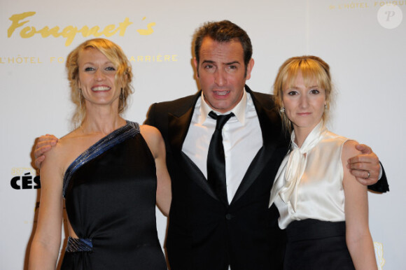 Jean Dujardin entouré d'Alexandra Lamy et Audrey Lamy lors de l'after-party de la 37ème cérémonie des César au Fouquet's, le 24 février 2012
