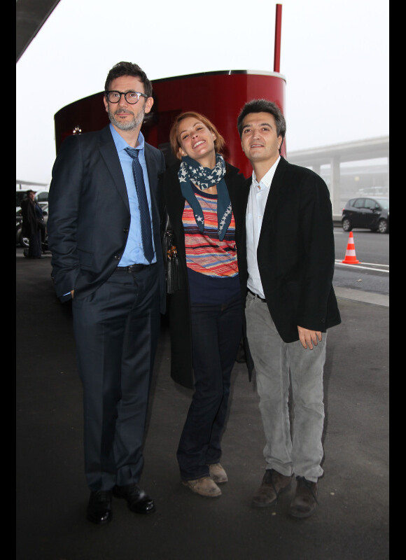 Michel Hazanavicis, Bérénice Bejo et Thomas Langmann, à l'aéroport de Roissy-Charles de Gaulle, près de Paris, avant de prendre leur avion pour Los Angeles pour assister à la cérémonie des Oscars, le samedi 25 février 2012.