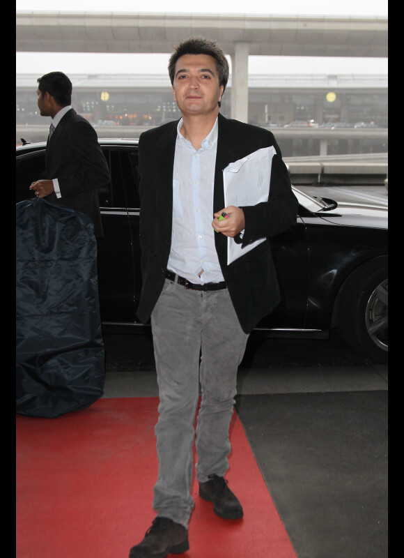 Thomas Langmann à l'aéroport de Roissy-Charles de Gaulle, près de Paris, avant de prendre l'avion pour Los Angeles pour assister à la cérémonie des Oscars, le samedi 25 février 2012.