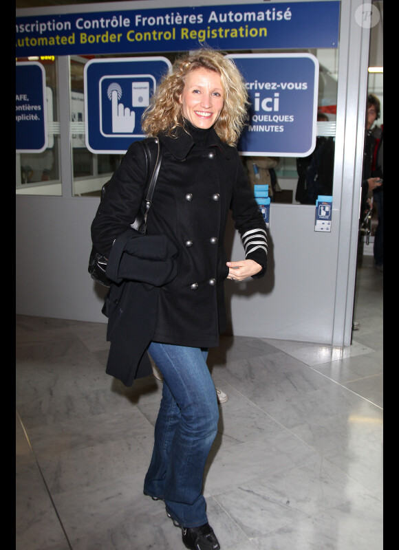 Alexandra Lamy à l'aéroport de Roissy-Charles de Gaulle, près de Paris, avant de prendre l'avion pour Los Angeles pour assister à la cérémonie des Oscars, le samedi 25 février 2012.