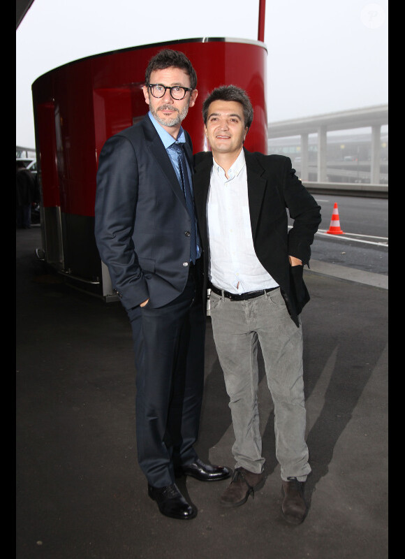 Michel Hazanavicis et Thomas Langmann, à l'aéroport de Roissy-Charles de Gaulle, près de Paris, avant de prendre leur avion pour Los Angeles pour assister à la cérémonie des Oscars, le samedi 25 février 2012.