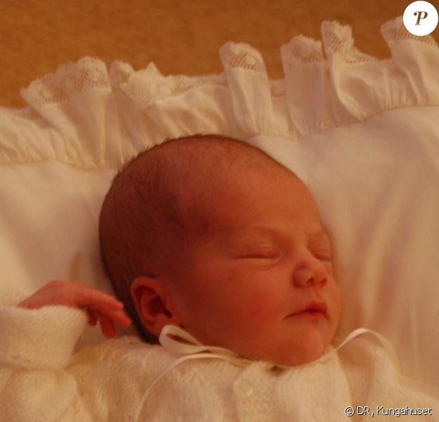 La princesse Estelle de Suède, fille de la princesse Victoria, âgée de 4 jours, premières photos officielles prises au palais Haga, dévoilées par le palais royal le 28 février 2012.