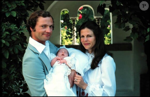 La princesse Estelle ressemble-t-elle déjà à sa maman la princesse Victoria, ici dans les bras de ses parents après sa naissance ?