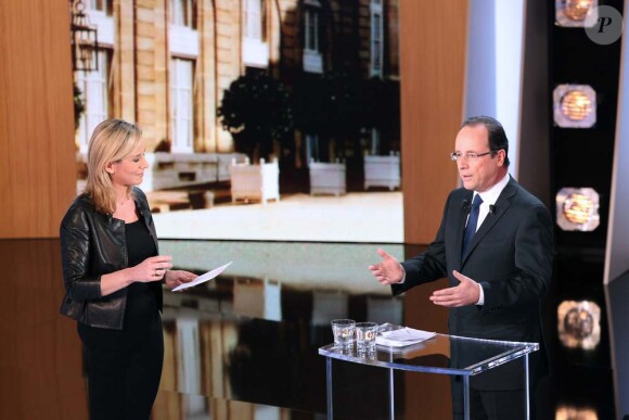 François Hollande face à Laurence Ferrari sur le plateau de Parole de candidat sur TF1, le 27 février 2012.