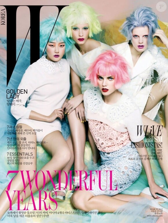 De gauche à droite : Hyoni Kang, Crystal Renn, Hanne Gaby Odiele et Maryna Linchuk (en perruque rose) en Une du magazine W Korea de mars 2012.