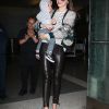 Miranda Kerr et son fils Flynn sont heureux d'arriver à Los Angeles. Le 28 février 2012 à L.A.X