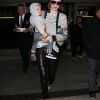 Miranda Kerr et son fils Flynn sont heureux d'arriver à Los Angeles. Le 28 février 2012 à L.A.X