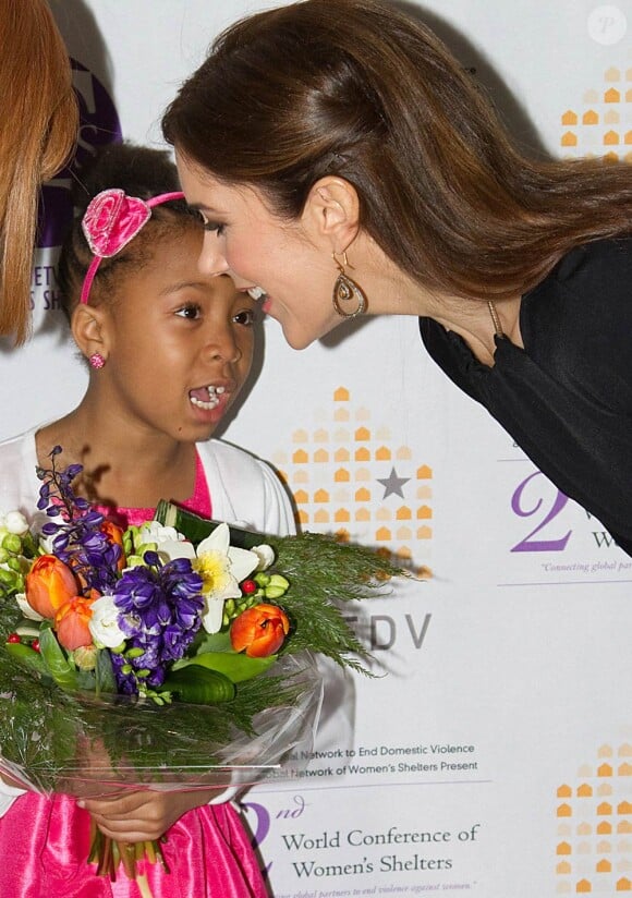 Accueillie avec des fleurs comme il se doit, la princesse Mary de Danemark ouvrait le 27 février 2012 la 2e Conférence mondiale sur les Foyers d'hébergement pour femmes victimes de violences, à Washington. Un des principaux champs d'action de sa fondation, Mary Fonden.