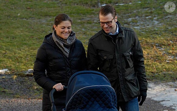 La princesse Victoria et le prince Daniel en promenade à Stockholm avec la princesse Estelle, le 27 février 2012.