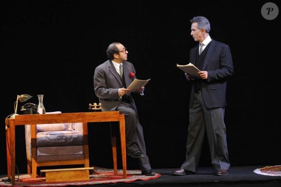 Patrick Timsit et Thierry Lhermitte dans Inconnu à cette adresse, au Théâtre Antoine, à Paris, le 28 février 2012.