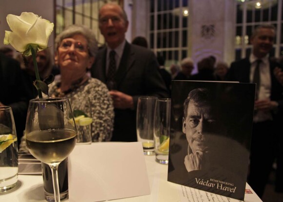 Le prince Charles prenait part le 29 février 2012 à Londres à une soirée à la mémoire de Vaclav Havel, décédé en décembre 2011 à 75 ans.