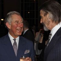 Le prince Charles, après un verre avec Jeremy Irons, mitraille au paintball