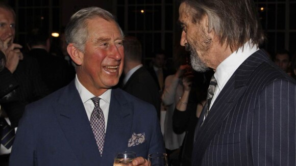 Le prince Charles, après un verre avec Jeremy Irons, mitraille au paintball